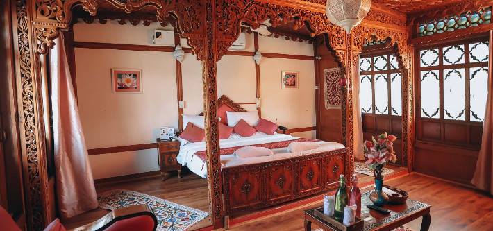 kashmir-houseboat-booking.jpg