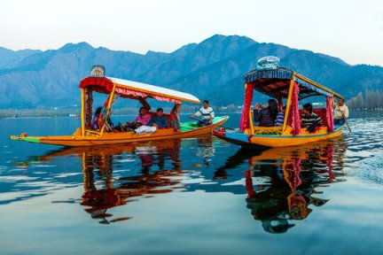 dal-lake-srinagar-family-trip-package.jpg